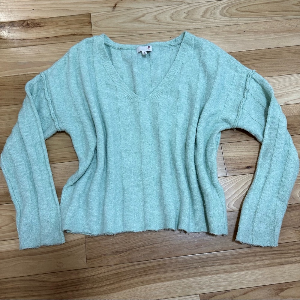 Medium cropped v-neck mint green sweater